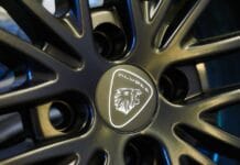 Jak bezpiecznie kupować części samochodowe przez Internet?