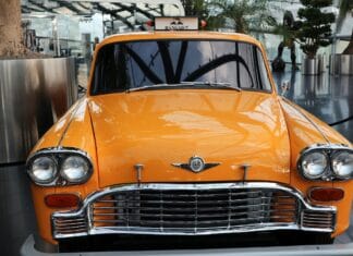 Pedał hamulca wpada w podłogę – co to oznacza?