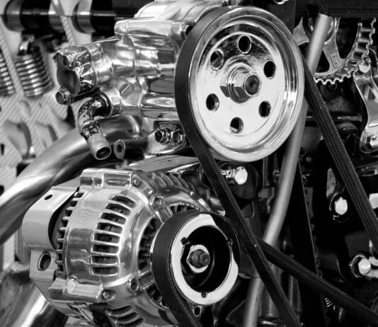 Zbliżenie na metalowe elementy silnika samochodowego w czerni i bieli