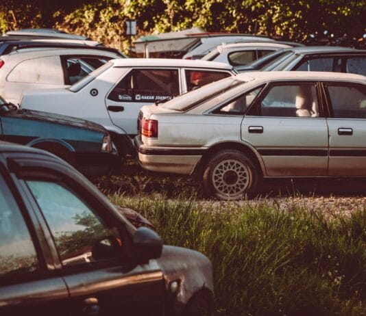 Skup złomu a stacja demontażu pojazdów – gdzie legalnie oddać kompletne auto?