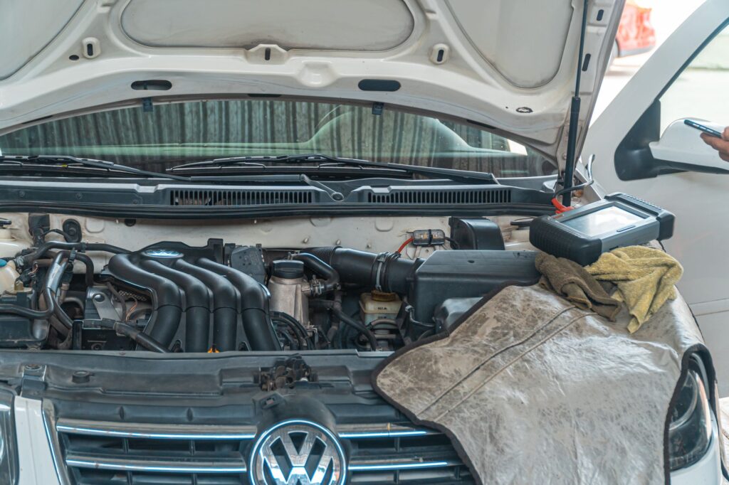 Zbliżenie na silnik Volkswagena podczas diagnostyki w warsztacie